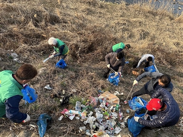 생태계 보호 및 깨끗한 환경 조성…파주읍, 4월 한 달간 갈곡천 정비