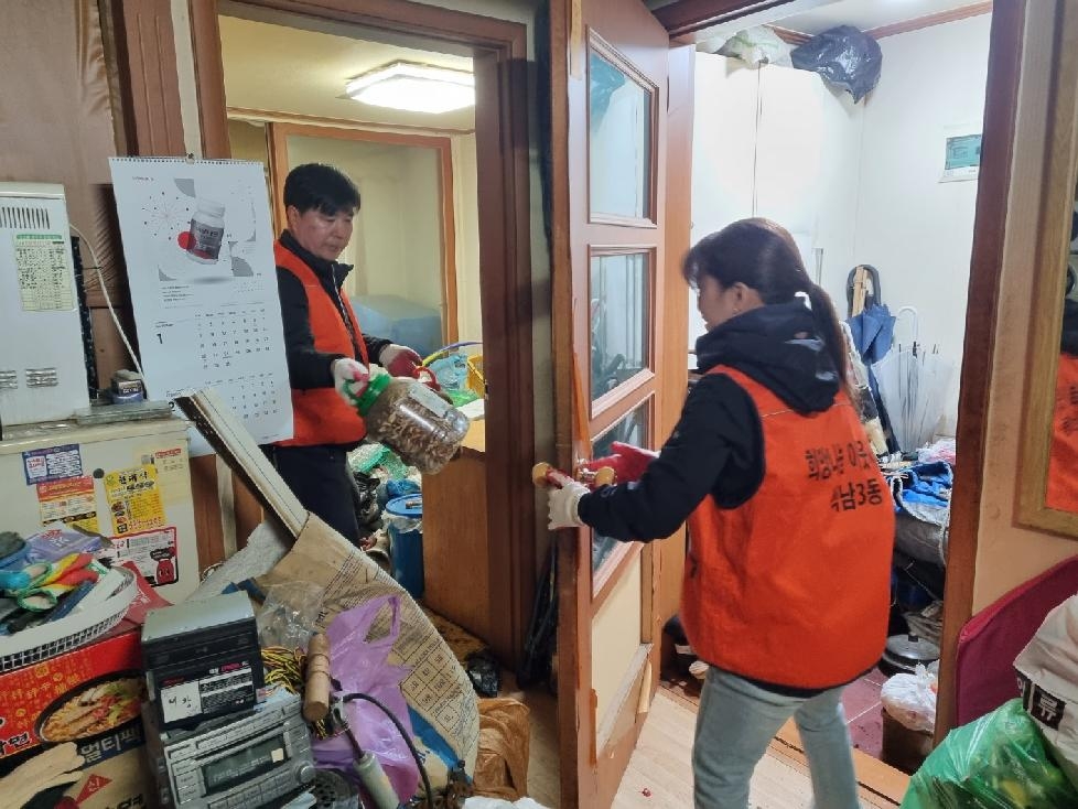 인천 서구 석남3동, 집안 내 쓰레기 방치한 독거노인 집 정리 도와