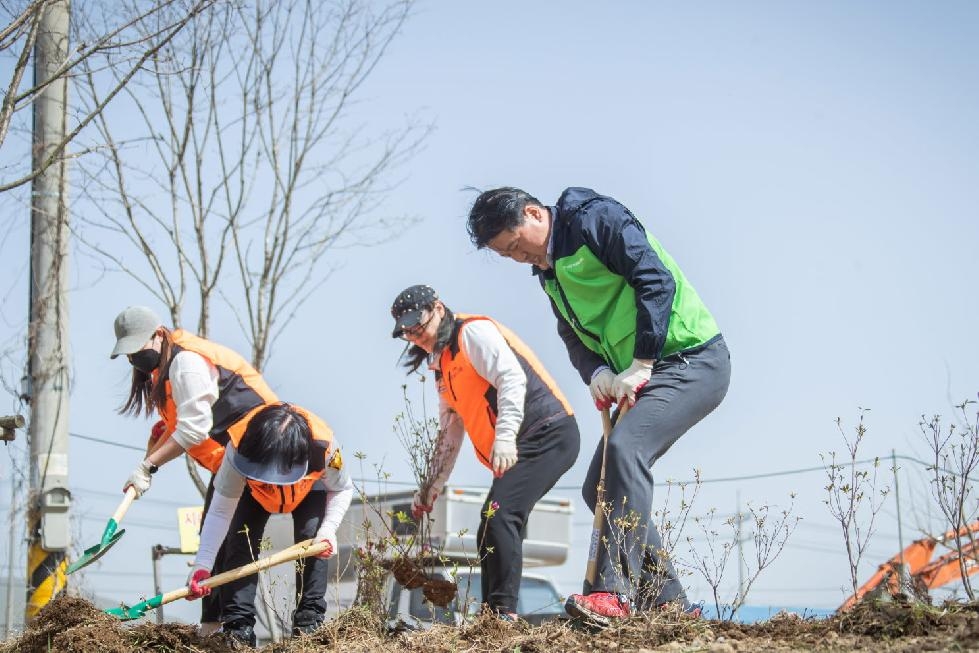 인천 서구자원봉사센터, ‘도심 속 나무심기’···공촌천에 1만 3천 그루