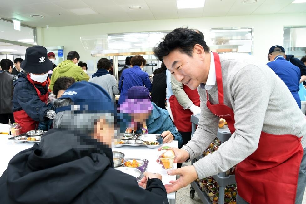 김동근 의정부시장, 녹양종합사회복지관  경로식당 배식 봉사 활동 참여