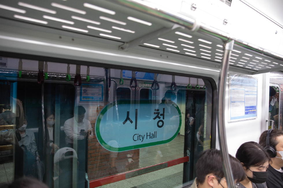 서울시, 지하철 역명 눈에 잘 띄게 개선…`이번 역 어디? 쉽게 확인하세