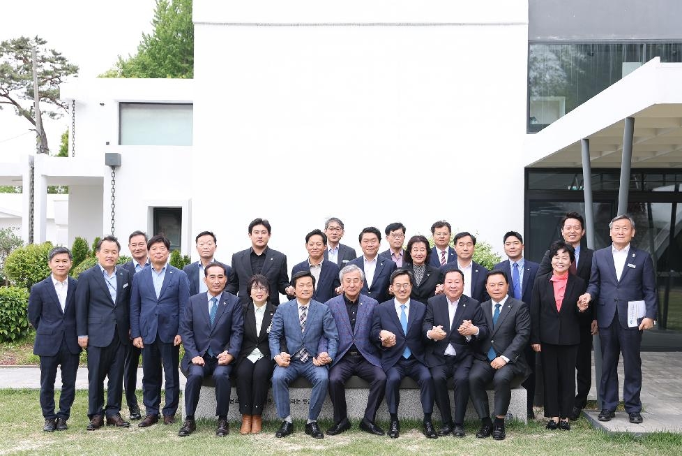 경기도,김동연  도의회 안행위 위원들 만나. 소통·협치 행보 이어가