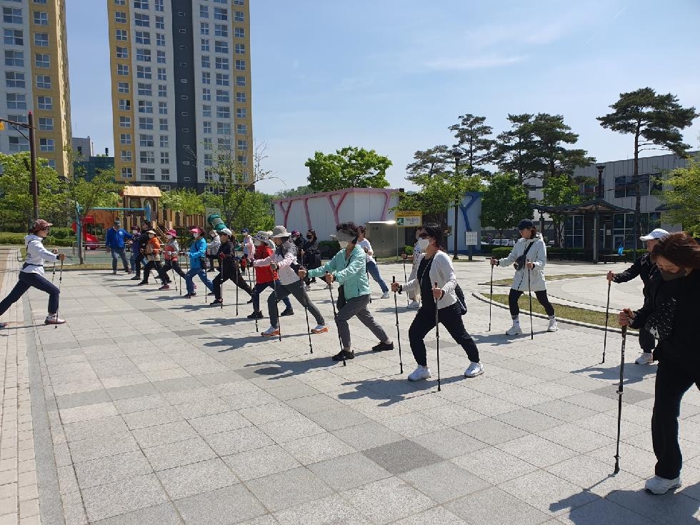 시흥시 “건강관리는 노르딕 워킹으로”  걷기프로그램 참가자 워킹교실 호응