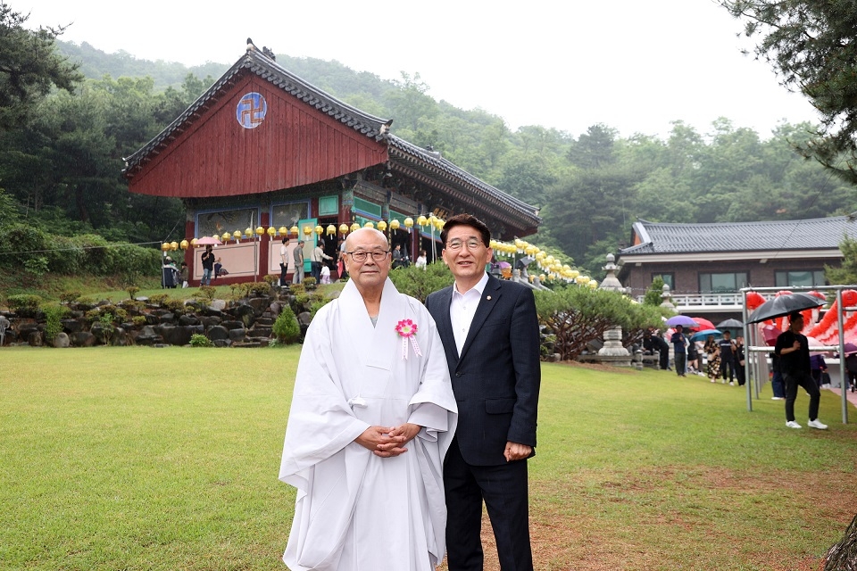 김기정 수원시의장, 부처님오신날 봉축행사 참석