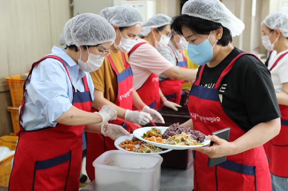 수원시자원봉사센터, 경기교육자원봉사단체협의회 등과 함께 수원역에서 무료 급식 봉사