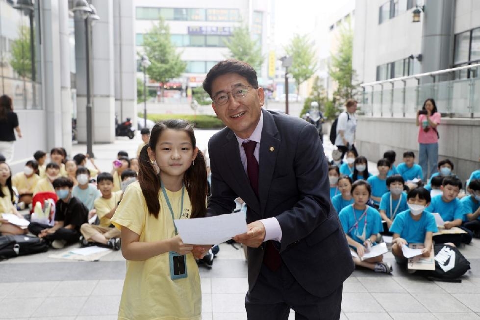 김기정 수원시의회 의장,  신영초 학생들로부터 「어린이 환경 캠페인 요구서」 전달받아