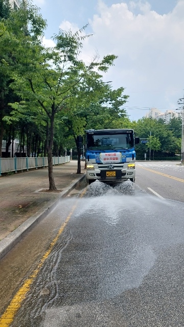 “도로 열기 식힌다”…동두천시 폭염 대응 도로 살수차 운영