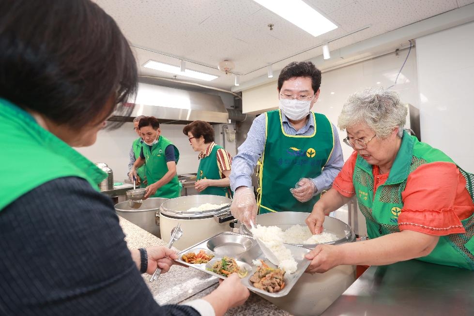 이상일 용인시장, 새 단장한 무료 급식소서 ‘배식 봉사’