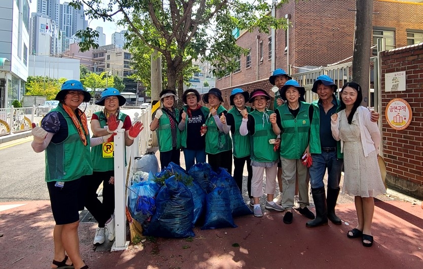 광명시 광명6동 새마을지도자협의회·부녀회,  동 행정복지센터 환경정화 활동 펼쳐