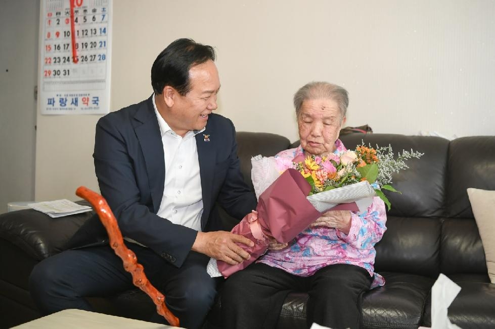 오산시, 노인의 날 기념 100세 장수 어르신에‘청려장’전달