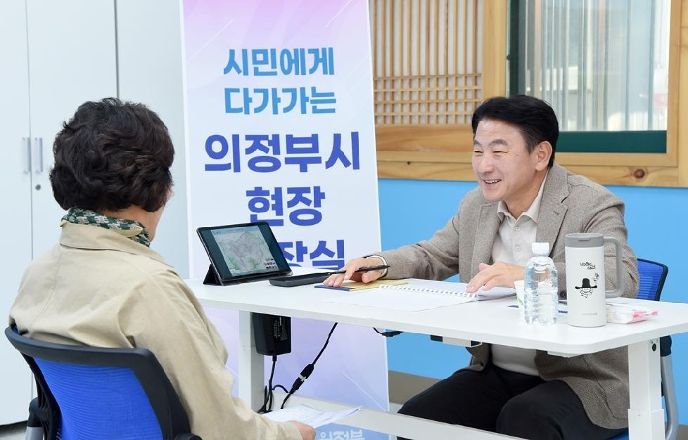 김동근 의정부시장, 송산노인종합복지관에서  현장 시장실 운영
