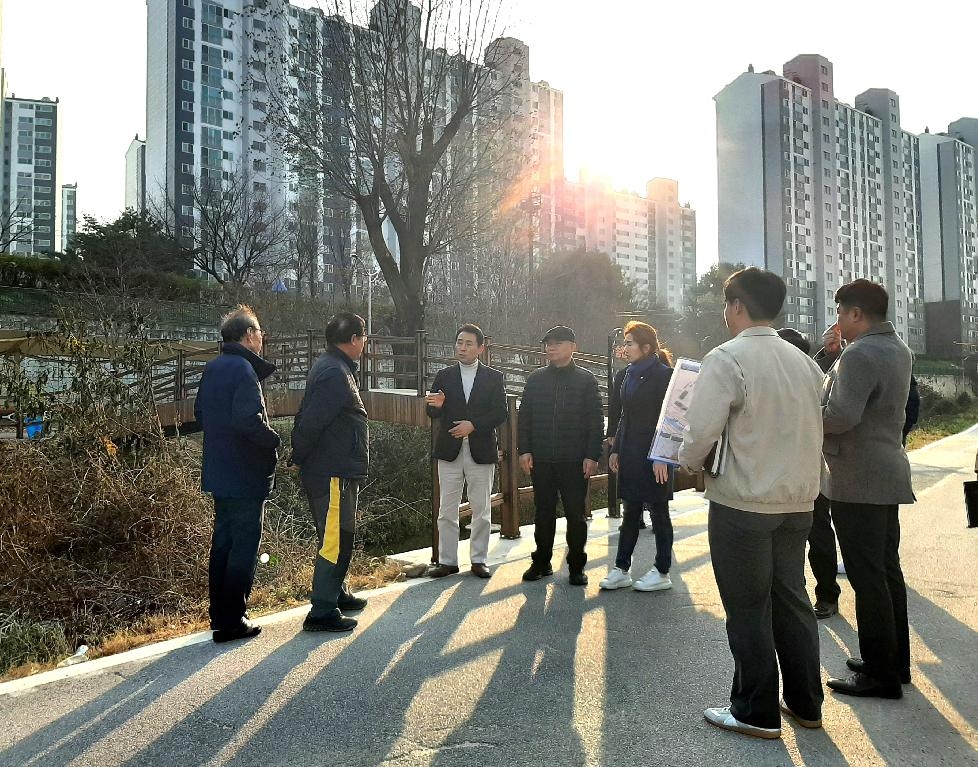 손세화 포천시의회 의원, 백영현 포천시장과 함께 소흘읍 서희제방도로 민원현장 점검
