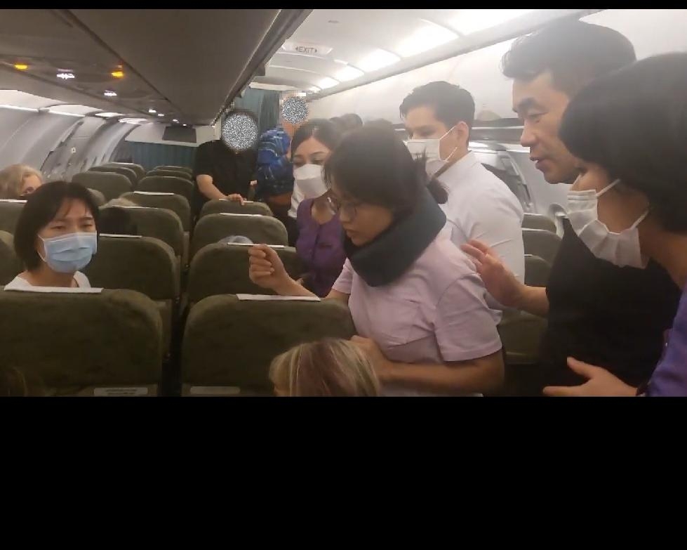 비행기에서 응급환자 발생… “닥터!”외치자‘캄보디아 수원마을 의료봉사단’ 달려갔다