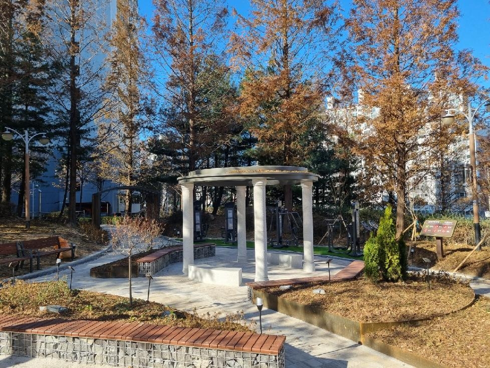 인천 동구 송현근린공원 계단 및 쉼터 정비 완료