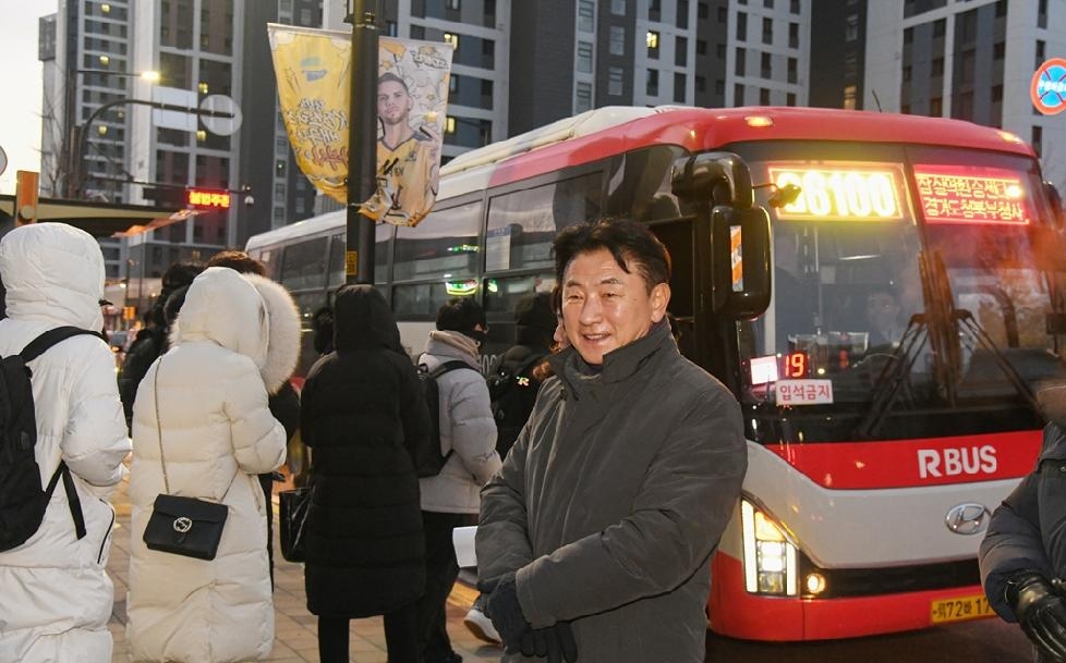 김동근 의정부시장, G6100번 광역버스 출근길 현장 확인