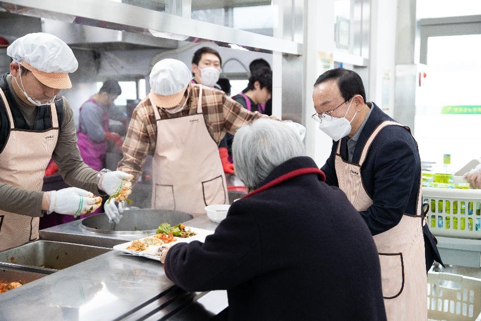 김덕현 연천군수, 노인복지관 배식봉사 참여