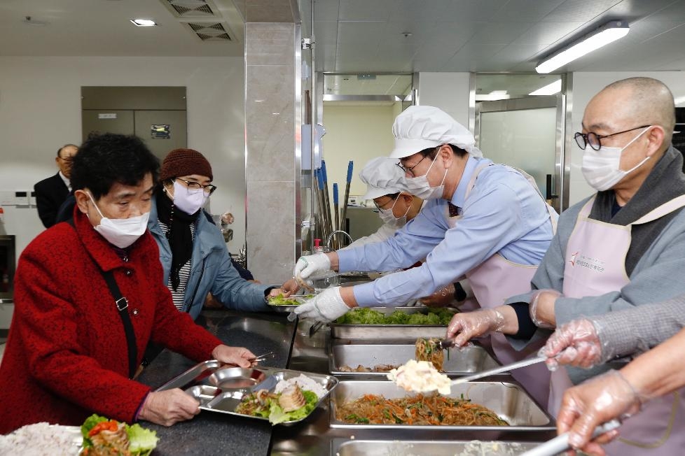 정명근 화성시장,화성시정조효노인복지관 찾아 설맞이 배식 봉사 참여