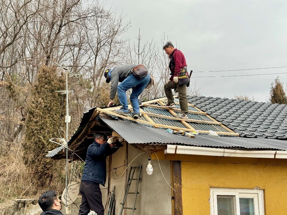 이천중앙라이온스클럽 ‘백사면 독거노인 지붕개량 봉사활동’