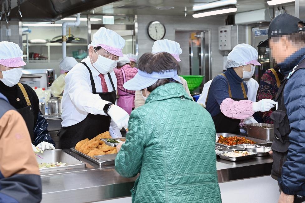 백경현 구리시장, 노인복지관 식당 급식 봉사 실천