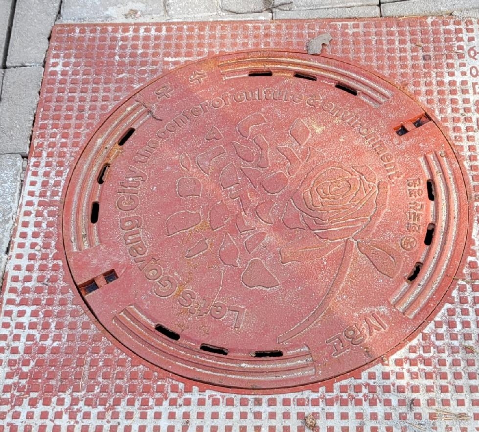 고양시, 오래된 맨홀 뚜껑 교체...시민 안전 최우선
