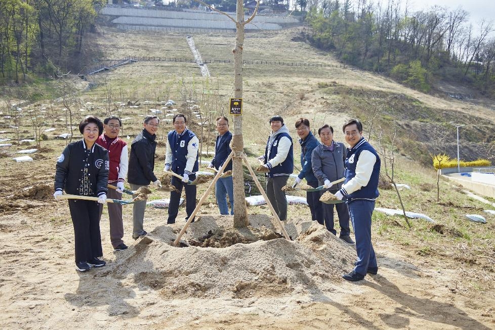 경기도,식목일 행사 참석한 김동연  “오늘 심은 나무가 기후변화 대응의 