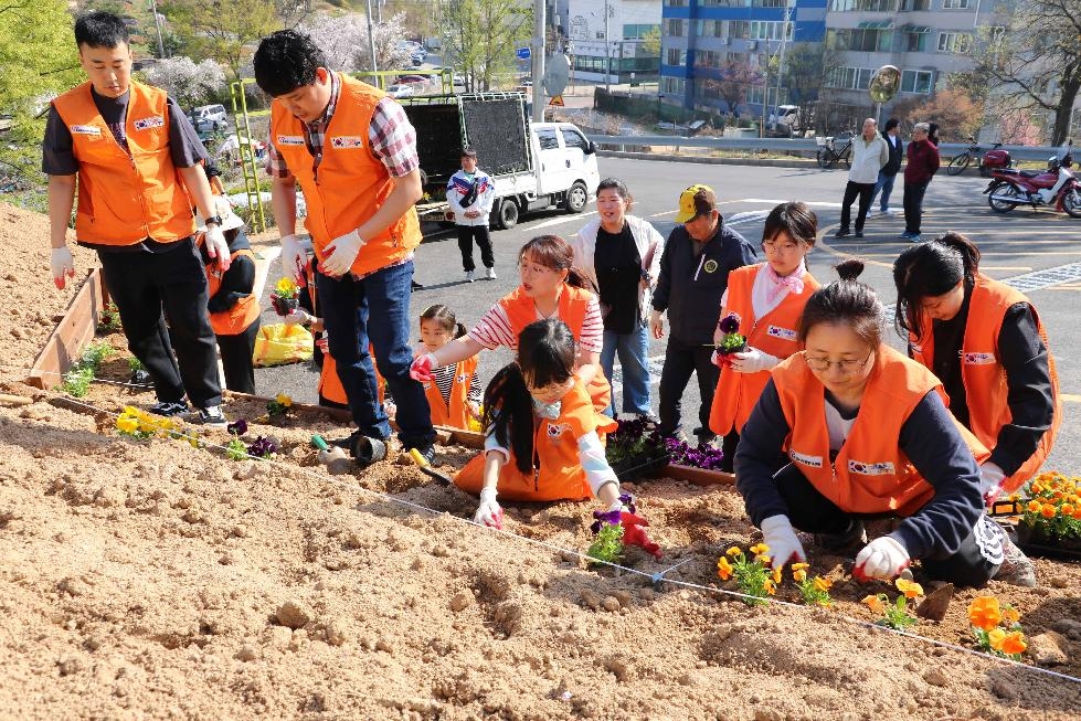 동두천시 자원봉사센터 한마음 가족봉사단, 꽃 심기 활동 펼쳐