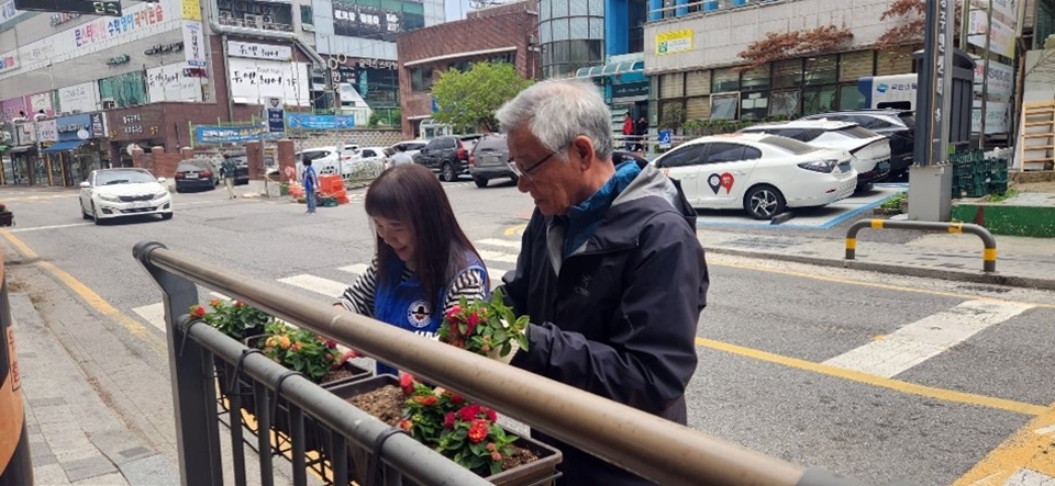 의정부시 장암동, 주민들과 봄맞이 꽃길 만들기 행사