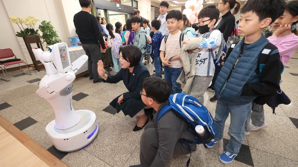 과천시 첨단 AI 메티컬 로봇, 반가워!…과학의 날 기념 로봇 체험 프로