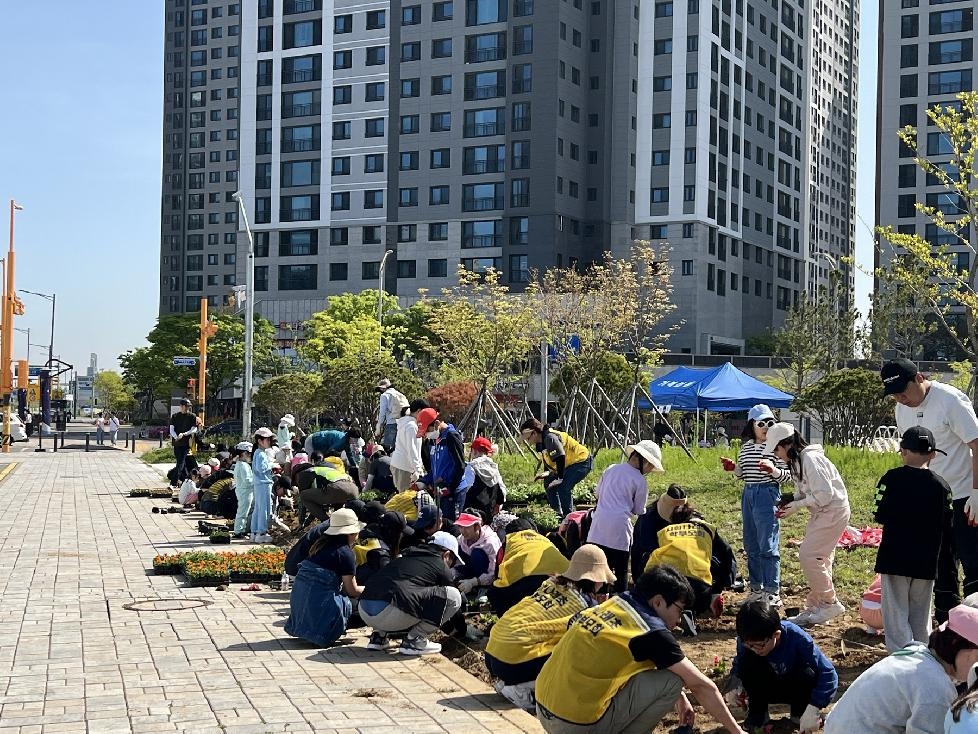 시흥시 거북섬동, 지역주민·학생과 함께 꽃 심기 행사 개최