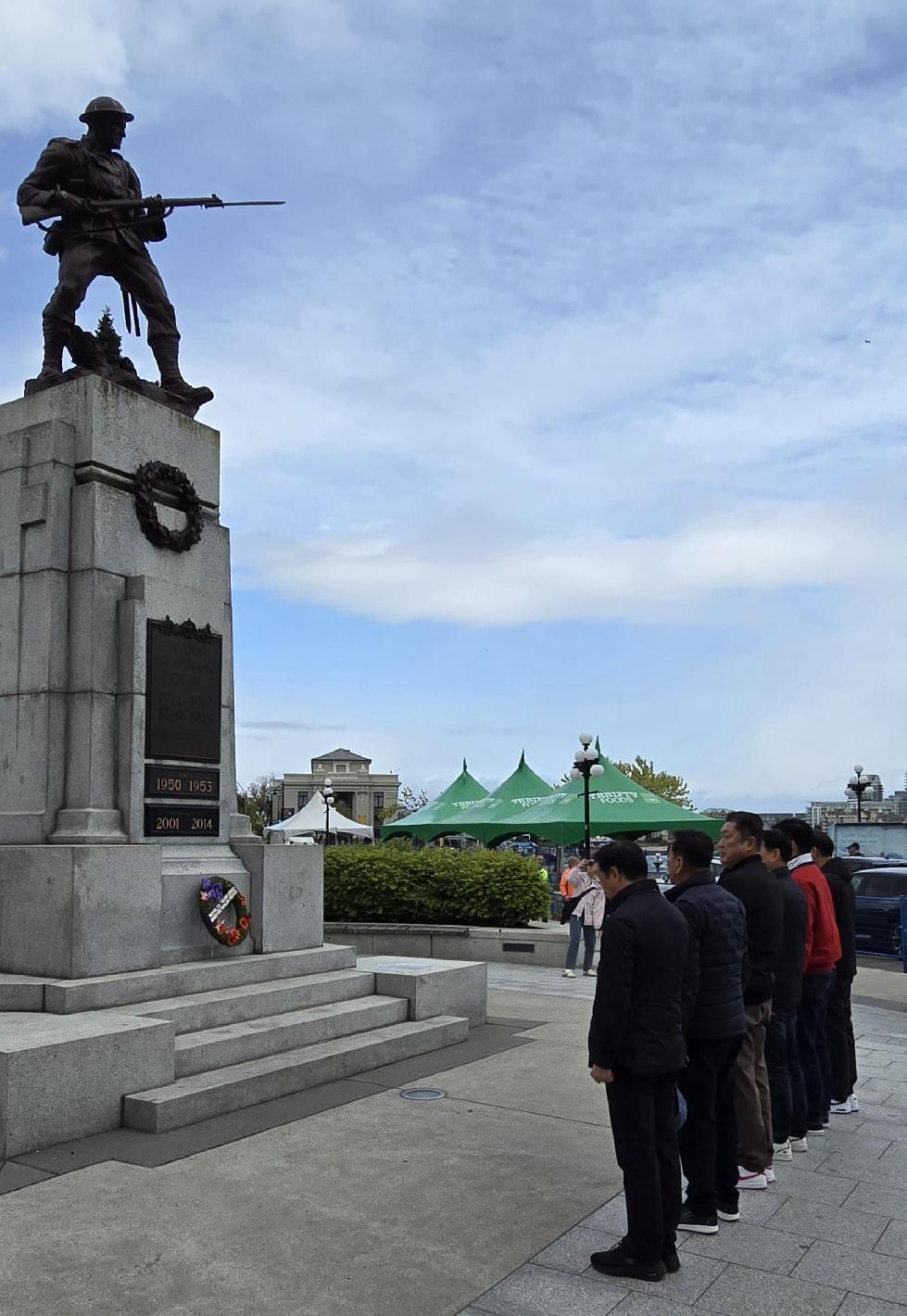 인천시의회 교육위원회, 캐나다 빅토리아 전몰장병 기념비 앞에서 한국 전쟁 참전 용사 묵념 