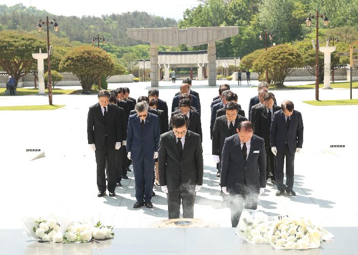 경기도,김동연  국립5·18민주묘지 부지사·공공기관장과 첫 공동 참배