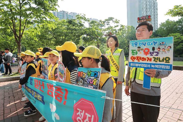 이상일 용인시장, 용인백현초 앞에서 학생 등굣길 안전 캠페인