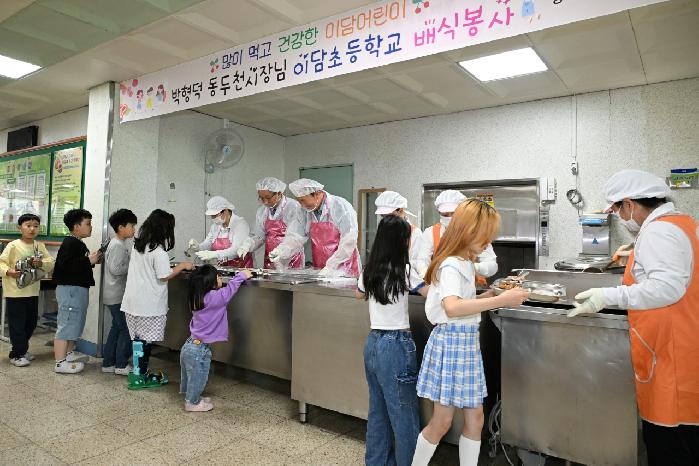 박형덕 동두천시장, 이담초등학교 배식 봉사에 이어 학교 현장 방문 실시