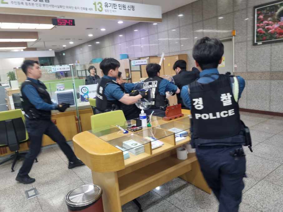 부천시  민원인 폭언·폭행 등 돌발상황 대응력 높여…경찰합동 모의훈련 실