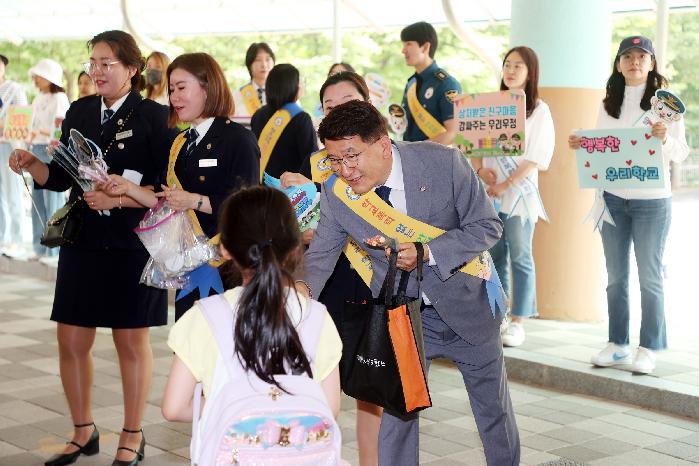 수원시의회 김기정 의장, 학교폭력 예방 캠페인 펼쳐