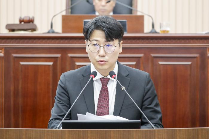 구리시의회 김한슬 의원, 시정질문  투명한 행정과 교육발전을 제안하다