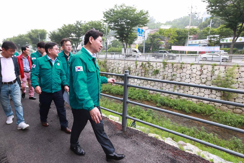 용인시 이상일시장, ‘마북천’ 방문…수질과 시민의 보행 안전 상태 점검